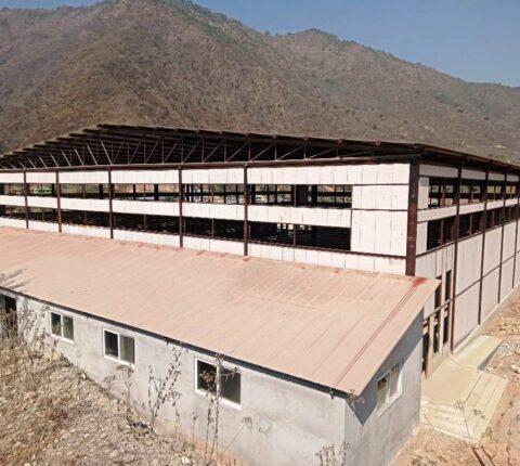 तीन वर्ष अघि निर्माण सुरु भएको बहुउद्देश्यीय कभर्डहल अलपत्र
