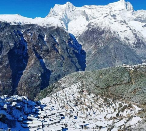 खुम्बु क्षेत्रमा गएको शुक्रवारदेखि निरन्तर हिमपात