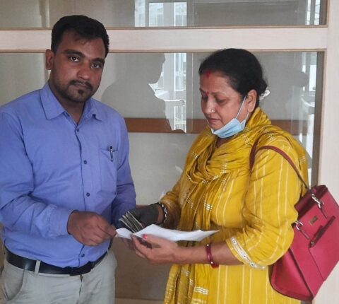 ब्रेन ट्युमरको उपचार गराइरहेका शिक्षकलाई प्रेस चौतारी रामेछापको सहयोग
