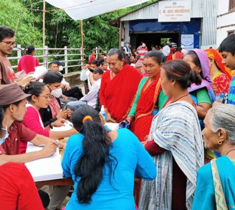 मन्थली नगरपालिका–८ चिसापानीमा ल्याब सहितको स्वास्थ्य शिविर, तीन सय बढीले लिए सेवा