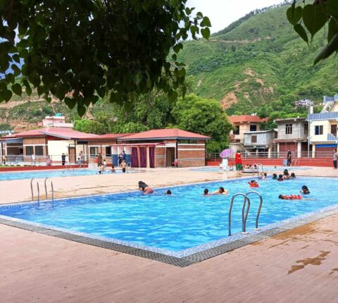 तीनलाल पर्यटकीय पार्क घुम्न र स्विमिङ गर्न आउनेको सङ्ख्या बढ्दै
