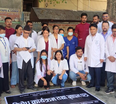 स्वास्थ्यकर्मी र अस्पतालहरूमा भएका दुर्व्यवहारका घटना विरुद्ध रामेछापका स्वास्थ्यकर्मीहरू आन्दोलित