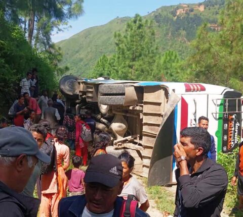 रामेछापको सुनापति गाउँपालिकामा बस दुर्घटना हुँदा ७ जना घाइते