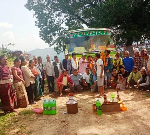 गाउँमा पहिलो पटक बस पुगेपछि स्थानीयमा खुसीयाली