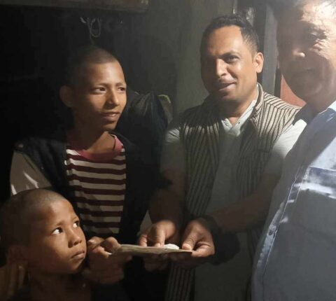 बाबु–आमा गुमाएपछि बिचल्लीमा परेका चार बालकलाई एमाले नेता रत्न गौतमद्वारा २७ हजार बढी सहयोग