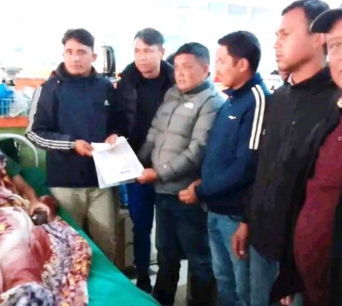 रामेछाप डडुवाका किरण राना मगरको उपचारका लागि एमाले नेता रत्न गौतमद्वारा सहयोग