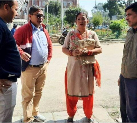 रामेछाप खिम्तीकी अस्मिता कडरियाको उपचारका लागि एमाले नेता रत्न गौतमद्वारा आर्थिक सहयोग