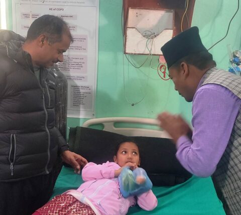 मन्थली नगरपालिकाको स्थापना दिवसमा बिरामीलाई फलफूल वितरण