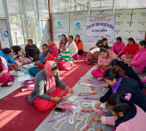मन्थली नपामा महिलालाई क्रिस्टलको गहना बनाउने तालिम सफलता कति ? (भिडियो सहित )