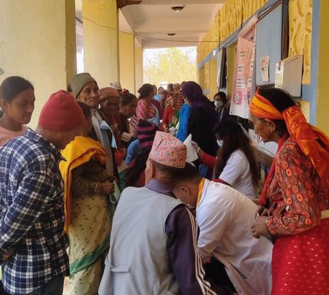 खाँडादेवी गाउँपालिका–५ पकरबासमा सञ्चालित स्वास्थ्य शिविरमा ९४५ जनाले सेवा लिए