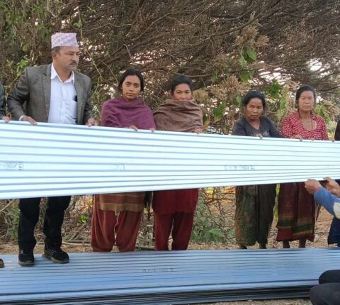 आगलागी पीडित परिवारलाई मन्थली नगरपालिकाद्धारा जस्ता पाता सहयोग