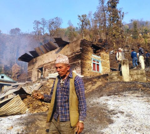 मन्थली नगरपालिका–१० अक्षगाउँमा आगोलागि : एउटा घर र गोठ जल्यो, बस्तीमा लागेको आगो नियन्त्रणमा