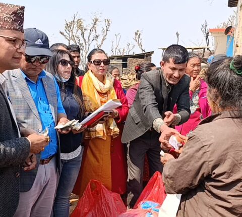 रामेछाप टाहारका आगलागी पीडितलाई एमाले रामेछाप–काठमाडौँ सम्पर्क मञ्चको आर्थिक सहयोग