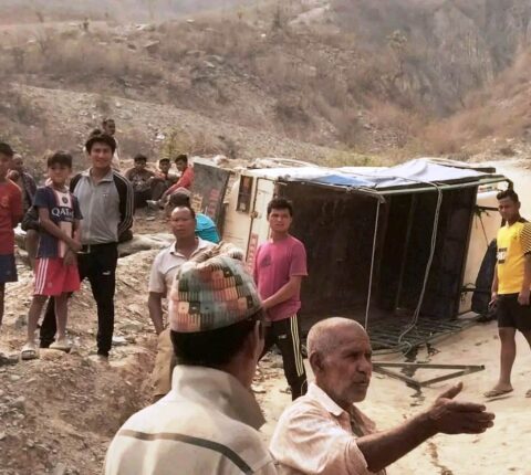 रामेछापको खाँडादेवी गाउँपालिकामा मलामी बोकेको बोलेरो दुर्घटना