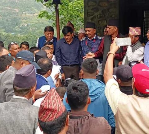 दोरम्बा शैलुङ गाउँपालिका लेखर्क पहिरो पीडितलाई एमाले रामेछापले गर्‍यो आर्थिक सहयोग