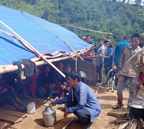 दोरम्बा शैलुङ गाउँपालिका–१ मा ४८ घर पहिरोको जोखिममा, ४३ परिवारको त्रिपालमुनिको बास