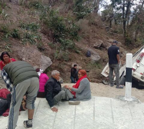 रामेछापको खिम्तीमा भारतीय नम्बर प्लेटको फोर्स गाडी दुर्घटना