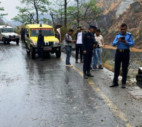 काभ्रेको दाउनेमा बस दुर्घटना, रामेछापका ६ सहित ११ जना घाइते