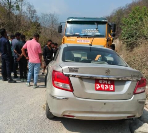 विदेशी पर्यटक लिएर काठमाडौँ जाँदै गरेको गाडी रामेछापको भिरपानीमा दुर्घटना
