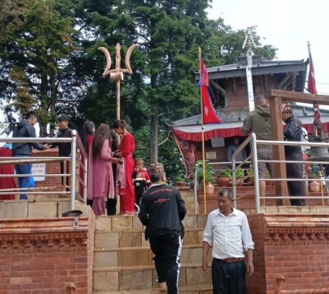 रामेछापको खाँडादेवी मन्दिर पुग्ने सडक असहज, दर्शनार्थीलाई सास्ती