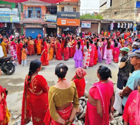 रामेछापमा तीजः शिव मन्दिरहरूमा व्रतालु महिलाको घुइँचो, नाचगानले पर्वको उल्लास बढायो