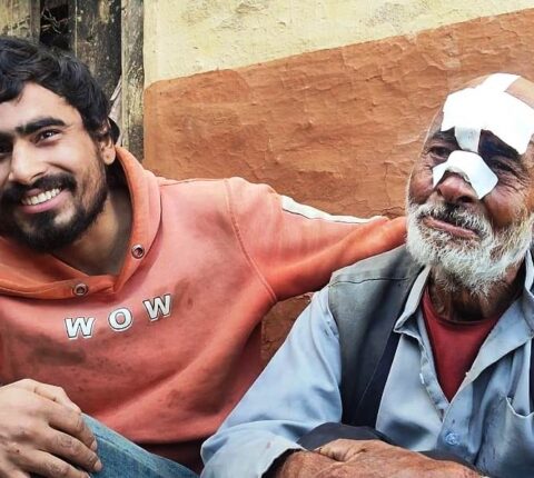 मानसिक समस्याले एक महिनादेखि कोठामा थुनिएका खाँडादेवी–२ का दिनेश बुढाथोकीको उद्धार