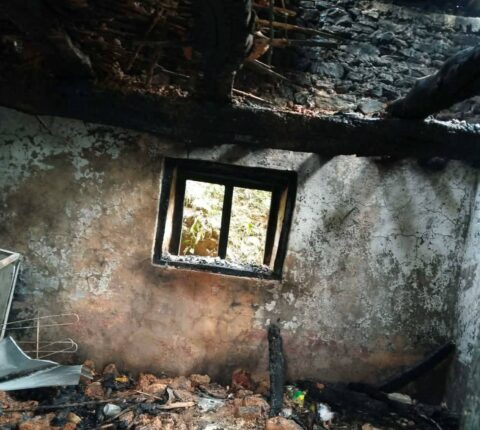 विद्युत् सर्ट भई आगलागी हुँदा रामेछाप नगरपालिका–३ स्थित एक घर नष्ट