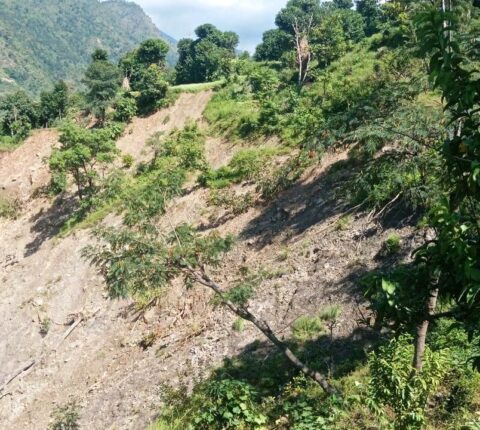 रामेछाप सुनापतिका पहिरो पीडित सुरक्षित स्थानान्तरणको प्रतीक्षामा