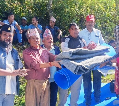 सुनापतिका पहिरो पीडितलाई रेडक्रसद्वारा राहत सामाग्री प्रदान