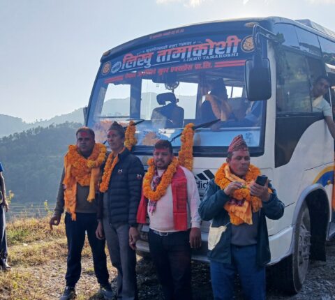 सडक बनेको १० वर्षपछि गाउँमा बस पुग्यो, स्थानीयले फूल मालासहित स्वागत गरे