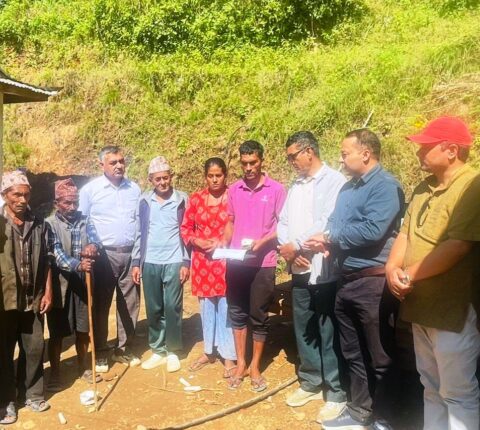 एमाले रामेछापद्वारा आगलागी पीडित परिवारलाई ८० हजार ६०० राहत सहयोग