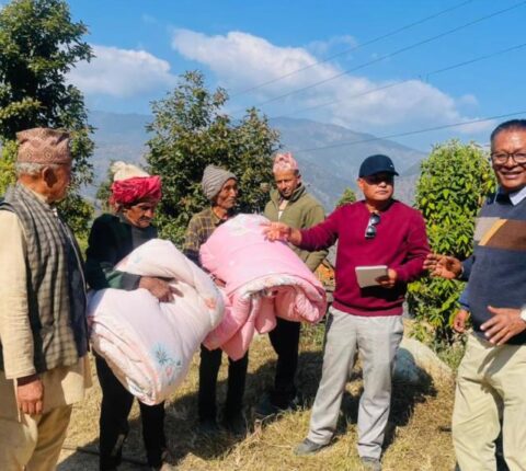 विपन्न ज्येष्ठ नागरिकलाई ३१ थान ब्ल्याङ्केट वितरण
