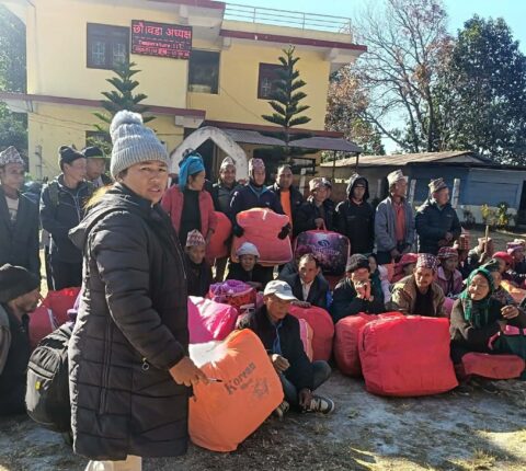 उमाकुण्ड गाउँपालिका–७ भुजीका ७५ ज्येष्ठ नागरिकलाई न्यानो कपडा वितरण
