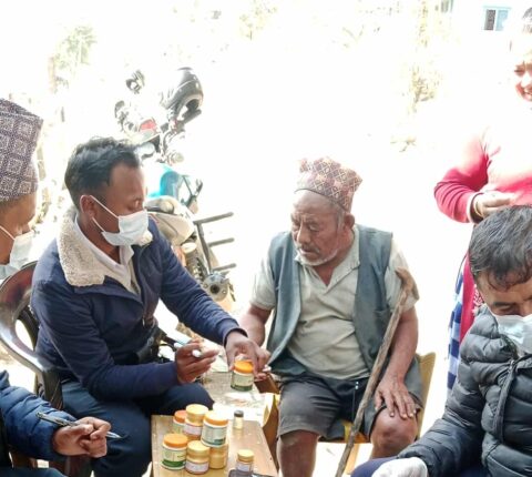 आयुर्वेदिक चिकित्सक र औषधिसहितको टोली बस्ती–बस्तीमा