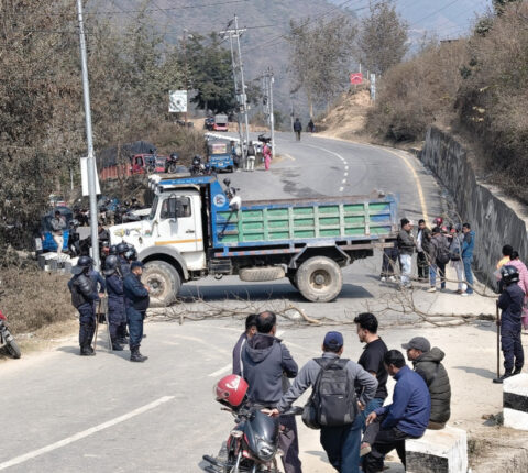 रामेछाप बस दुर्घटना : दोषीलाई कारबाही र क्षतिपूर्तिको माग गर्दै मन्थली–खुर्कोट सडक अवरुद्ध