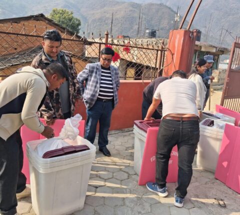 रामेछापमा दुर्घटनापछि २ मतदान स्थलका लागि थप कर्मचारी र निर्वाचन सामग्री पठाइयो