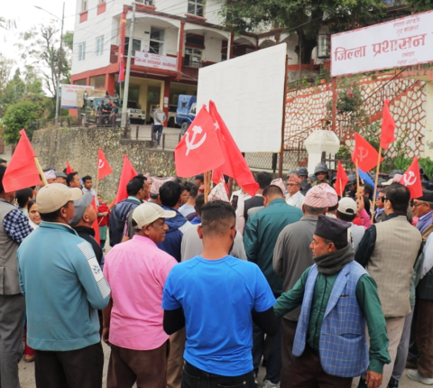 अध्यक्ष ओली पक्राउको विरोधमा रामेछापमा एमालेको प्रदर्शन, प्रजिअ मार्फत सरकारलाई बुझाए ज्ञापन पत्र