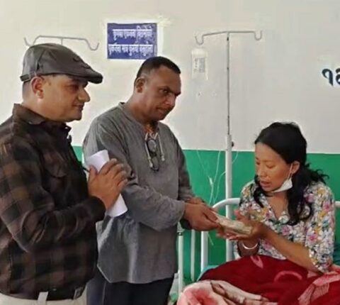 श्रीमानको कुटपिटबाट घाइते शर्मिलालाई इन्सेकको आर्थिक सहयोग